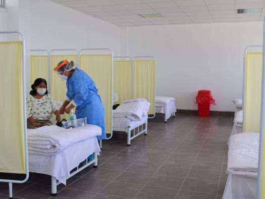 An MSF medical staff member visits a COVID-19 patient in MSF's new center for temporary isolation and oxygenation in Huacho in Huaura province.